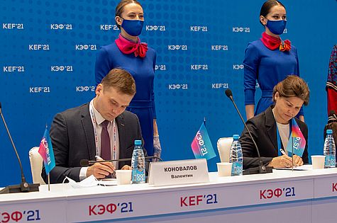Вице-президент РУСАЛа Елена Безденежных подписывает Соглашение с Хакасией на КЭФ-21
